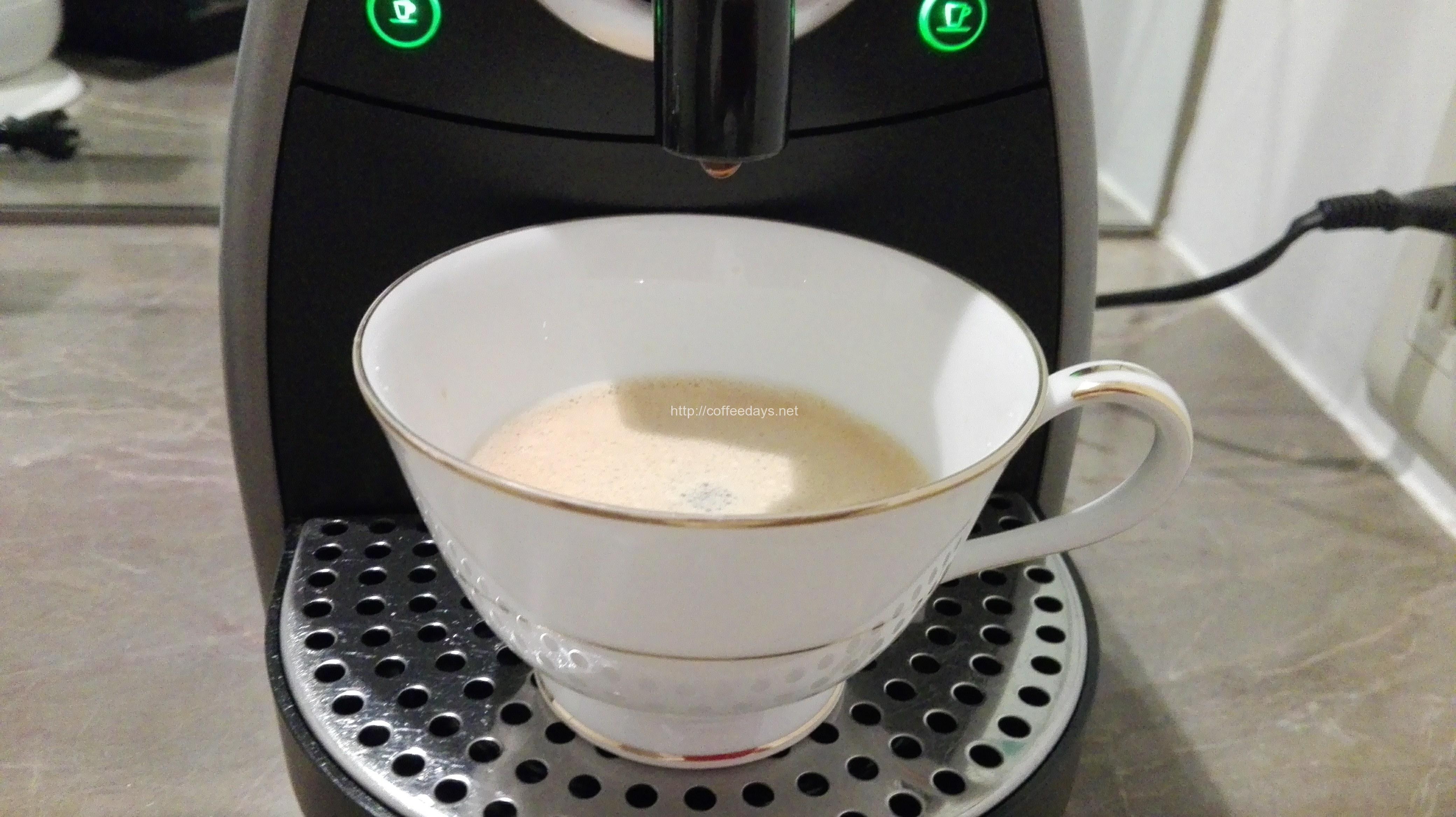 ティーカップの半分位の量のネスプレッソマシンで淹れたコーヒー