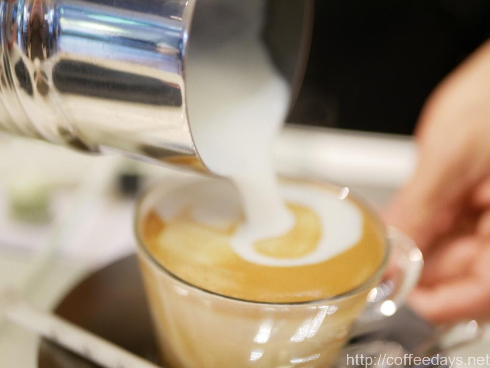 エアロチーノからミルクを注いでコーヒーを作っている