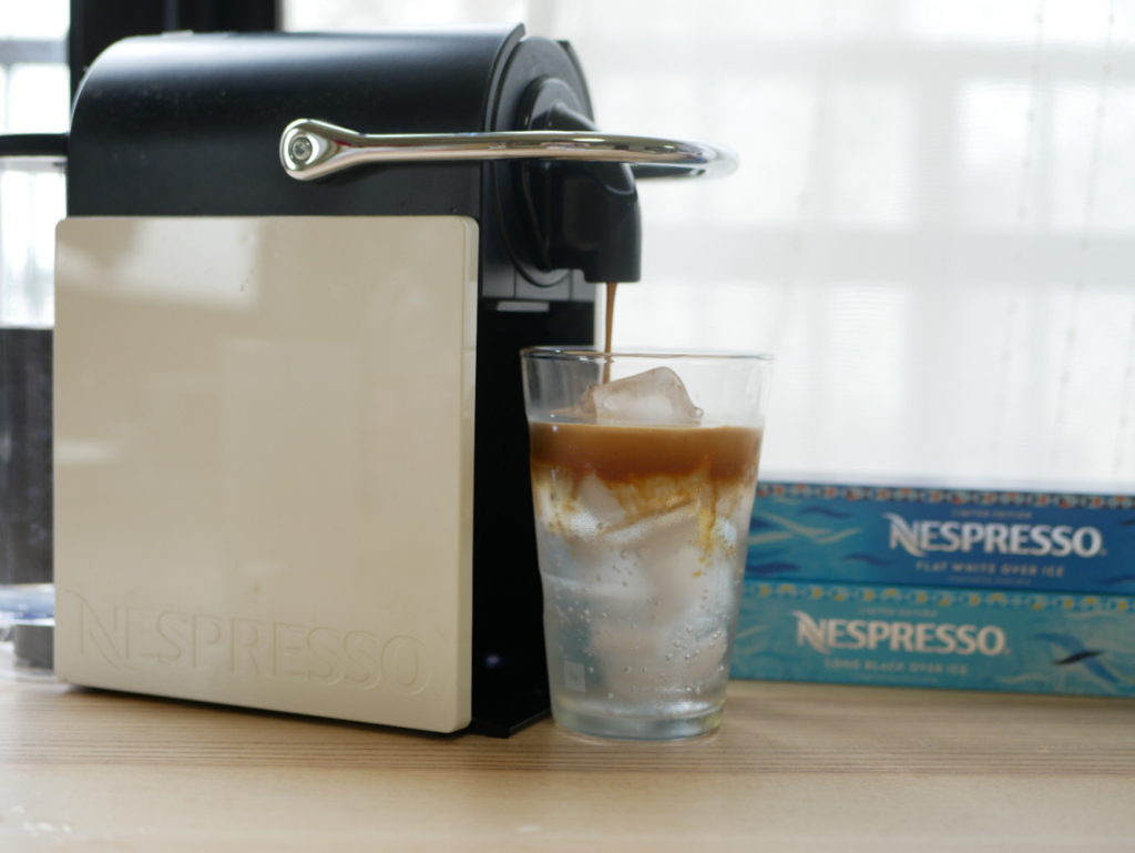 nespressomashineで抽出中のアイスコーヒー