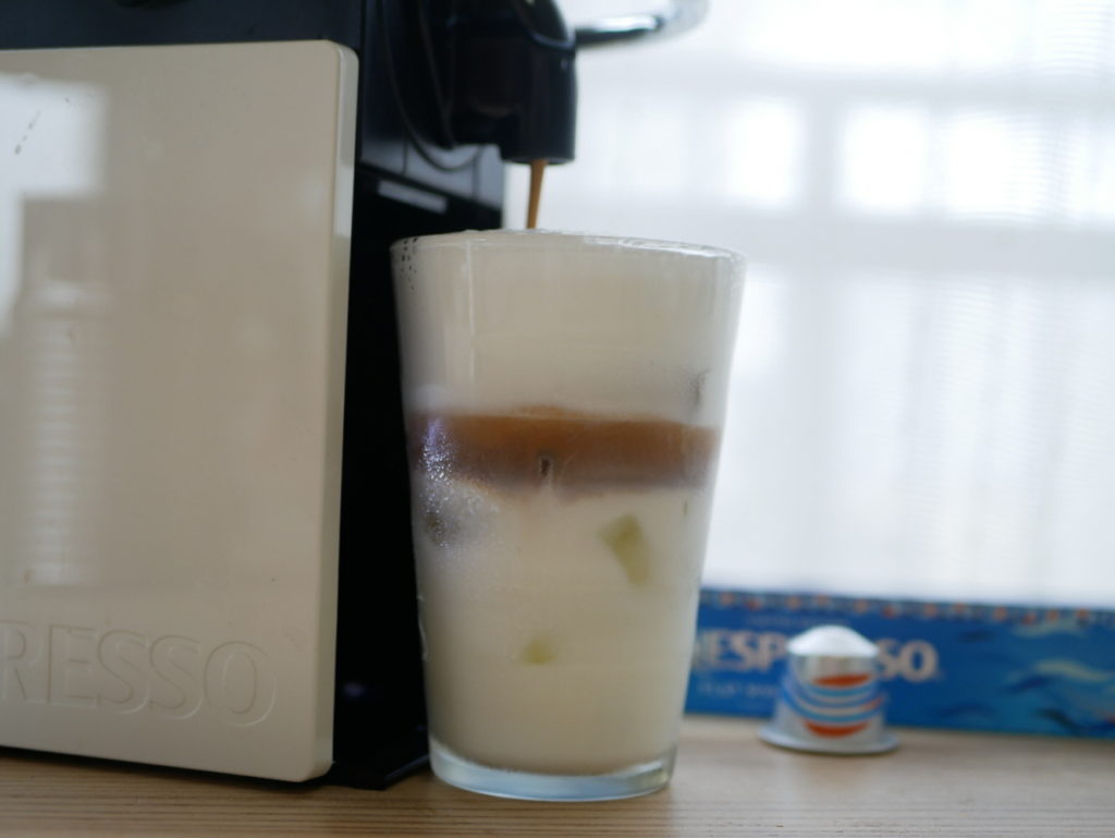 nespresso「フラットホワイトオーバーアイス」カプセルでアイスマッキャートを作成中