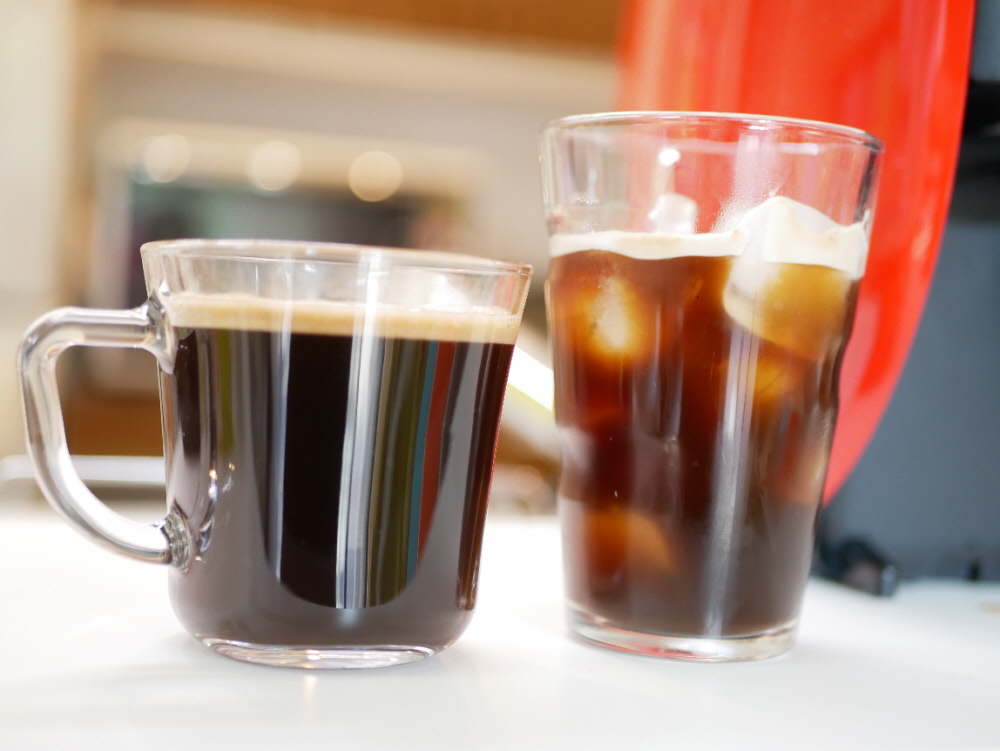 ネスカフェバリスタWで淹れたアイスコーヒーとブラックコーヒー